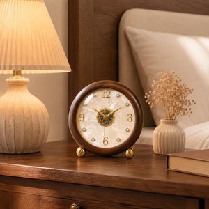 Horloge de bureau circulaire en bois, mouvement à quartz silencieux, design traditionnel, hauteur 20 cm, accents dorés - Product Image 4