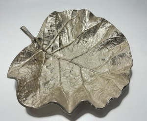 Plateau décoratif de luxe en aluminium moulé argenté, motif feuilles superposées, centre de table double feuille, pour salon et hôtel, vente en gros - Product Image 5