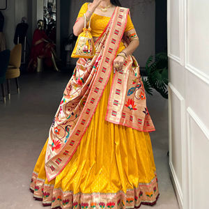 Blouse en soie Paithani traditionnelle avec broderie Zari et bordure en dentelle, accompagnée d'un Lehenga en soie Vichitra - Product Image 1