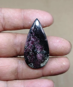 Eudialita Rusa Natural en Forma de Pera, Cabujón, Gema Suelta con Efecto Brillante para Joyería - Product Image 2
