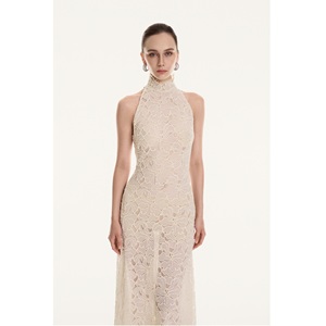 Venta al por Mayor de Productos: Vestido Casual para Mujer LILIAN HALTER-NECK LONG DRESS, Corte Ajustado, Suministro ODM, Vestidos Elegantes para Mujer, WhiteAnt - Product Image 1