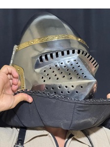 Casco de malla de acero hecho a mano con diseño de cara de cerdo, armadura medieval de caballero con adornos de latón. - Product Image 3