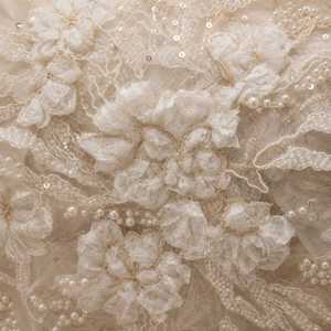Tela de Malla de Encaje Chantilly Floral 3D Blanca con Perlas, Cuentas y Lentejuelas, Bordado Premium, Elegante y Romántico, para Novias, 5 Yardas - Product Image 3