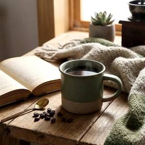 แก้วกาแฟเซรามิกสองสีทันสมัย พร้อมพื้นผิวด้านธรรมชาติ ด้ามจับสบายมือ สำหรับใช้ในบ้านและสำนักงาน - Product Image 3