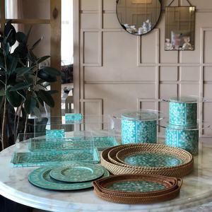 Splendide support à gâteau en nacre, avec des assiettes cylindriques à plusieurs niveaux en coquillages aquatiques et verre, idéal pour l'hôtellerie de luxe. - Product Image 2