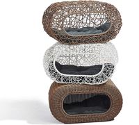 Comfortabele, kleine, zwarte rotanhol voor katten en honden om in te slapen, gemaakt van hout en bamboevezels.