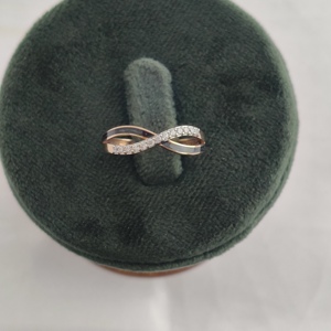 แหวนทองคำขาว 18K ประดับเพชร ดีไซน์อินฟินิตี้ทวิสต์ สำหรับผู้หญิง  ขอบเคลือบสีดำ ประดับเพชรแบบพาเว่  ทันสมัย สวยหรู  งานละเอียด  เหมาะเป็นของขวัญ  ผิวขัดเงา - Product Image 4