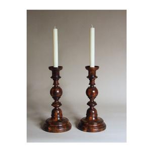 Porte-bougie en bois traditionnel, conçu pour les décors classiques, offrant une présentation décorative intemporelle des bougies - Product Image 1