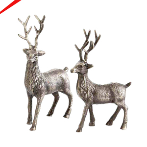Sculpture de renne en métal faite à la main, finition dorée, décoration de Noël, accent décoratif moderne et écologique pour la maison, le bureau ou un mariage - Product Image 2