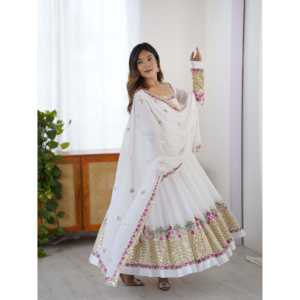 Robe Anarkali de créateur avec broderies en sequins, y compris le bas et le dupatta, en tissu de chiffon. - Product Image 5