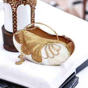 Embragues de fregona de latón | Bolso de mano de diseñador hecho a mano exclusivo de latón de noche madre de perla para mujer de LUXURY CRAFTS - Product Image 5