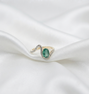แหวนทองคำ 14KT ดีไซน์เกลียว–มรกตธรรมชาติและเพชรธรรมชาติทรงกลมแบบไมโคร-พรอง สำหรับงานแต่งงานและงานปาร์ตี้ - Product Image 2