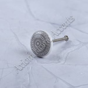 Boutons en céramique fabriqués à la main avec finition brillante pour améliorer les poignées d'armoire par Axiom Home Accents - Product Image 6