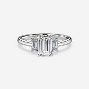 Anillo de Compromiso con Diamante Cultivado en Laboratorio, Corte Esmeralda, 2CT, Engaste de Tres Piedras, Oro de 14K - Product Image 1