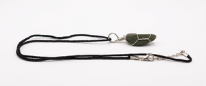 Collier pendentif artisanal en pyrite naturelle enroulée de fil, bijou en cristal de quartz brut avec cordon ciré réglable - Product Image 4