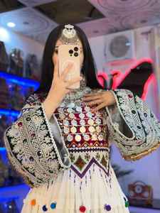 Robe afghane traditionnelle dans un nouveau style, robes afghanes tendance pour femmes, robes Pathani pour femmes, pour les fêtes, les mariages, respirantes - Product Image 3