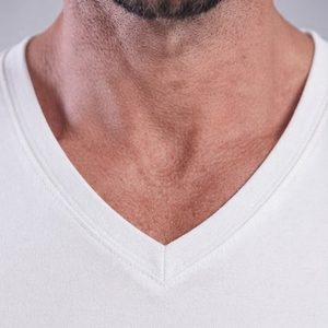 Camiseta de Hombre con Cuello en V, Manga Corta, Corte Regular, Algodón Jersey, Estilo Casual, con Estampado de Letras en la Parte Delantera - Product Image 5