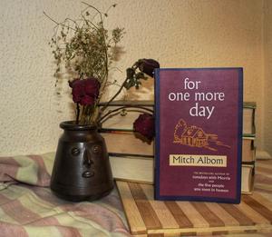 Por un día más, de Mitch Albom, libro en inglés de bolsillo, relaciones familiares, historia de esperanza y redención - Product Image 1