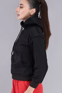 Sweat à capuche pour femme avec poche avant, noir essentiel, sportif, élégant et tendance, parfait pour le quotidien, par Ako - Product Image 2