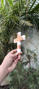 Croix en bois naturel avec incrustation en résine de qualité supérieure pour une décoration religieuse élégante et des espaces de vie inspirés de la foi - Product Image 3