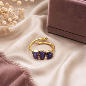 Anillo de tres piedras de amatista en bruto – Joyería artesanal chapada en oro - Product Image 1