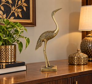 Sculpture d'oiseau grue en métal finition or antique de luxe avec détails de plumes gravés, élégante figurine de héron debout - Product Image 4