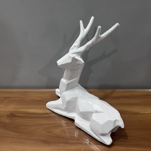 Escultura de sobremesa TD570 de diseño artesanal, reno sentado, decoración navideña para el hogar, acabado en aluminio blanco - Product Image 1