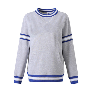 Sweat-shirt gris à col rond ZPB avec broderie chenille, lettres grecques pour sororités et fraternités, pull unisexe de qualité supérieure, idéal pour l'école et l'université - Product Image 1