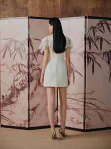 Hermoso vestido WHITE LOTUS con escote de encaje tipo capa _ vestido corto de corte en A, favorecedor con cortes definidos, marca local de Vietnam, alta calidad. - Product Image 3