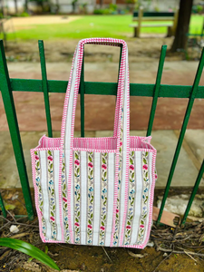 Sac fourre-tout matelassé en coton imprimé à la main avec motifs floraux, sac fait main - Product Image 2