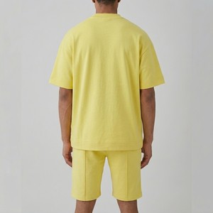 Conjunto de camiseta y pantalones cortos oversize amarillo mantequilla para hombre de alta calidad, estilo casual minimalista premium para verano. - Product Image 4
