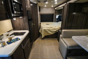 Autocaravana de Lujo Clase C F/d Pulse 24B 2019 Blanca para Acampar, Usada, Emisión Euro 5, Capacidad para 4-6 Pasajeros, Piso Acrílico - Product Image 5