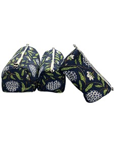 Pochette cosmétique matelassée de luxe bleu indigo à motifs floraux |   Pochette à maquillage en coton faite à la main avec feuille de plastique |   Maître-œuvre des articles de toilette de voyage - Product Image 6