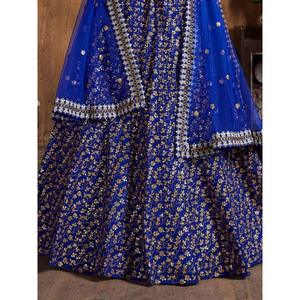 Lehenga choli ชุดแต่งงานผ้าไหมดิบปักเลื่อมสีฟ้าที่น่าสนใจ - Product Image 2