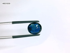 Zafiro Azul Africano de Grado 3A, Ovalado, Calentado, 4.69ct, con Tono Azul Intenso, Claridad Impecable, Gema Suelta, Apto para Joyería de Anillo - Product Image 2