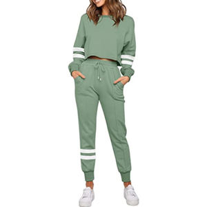 Conjunto de Dos Piezas de Lujo para Mujer: Top de Punto con Capucha, Encaje y Botones, y Pantalones sin Mangas, Diseño Chic - Product Image 3