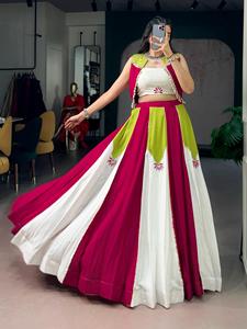 Colección Navratri de tela de rayón de diseñador con diseño de paneles en contraste adornados con encaje Gota Patti, perlas y borlas de conchas. - Product Image 1