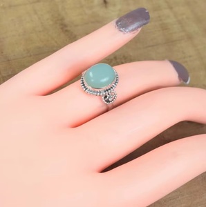 แหวนพลอยแคลเซโดนีสีน้ำธรรมชาติ เงินแท้ 925 แหวนทำมือ ดีไซน์เนอร์จิวเวลรี่ แหวนพลอยประจำเดือนมีนาคม เครื่องประดับหรูหรา - Product Image 4