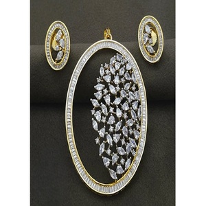 Precioso Juego de Collar con Colgante de Diseño en Acabado Dorado y Blanco de Primera Calidad con Aretes para Bodas y Fiestas, Colección para Mujer - Product Image 1