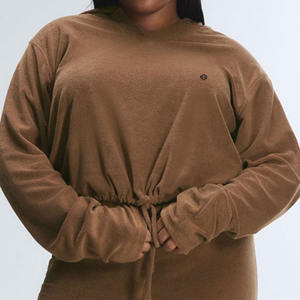 Sudadera con capucha corta para mujer al por mayor, de tejido polar suave, informal de invierno, con cordón ajustable en la cintura y diseño frontal personalizado. - Product Image 3