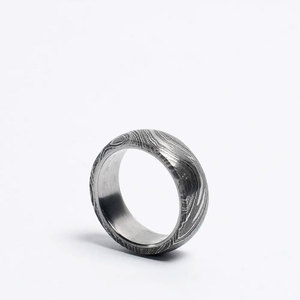 Bague en acier Damas faite à la main, motif personnalisé, bague de mariage pour homme et femme, bijoux confortables - Product Image 1