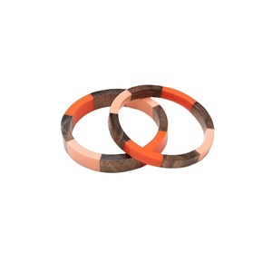 กำไลไม้โบราณคุณภาพพรีเมียม รูปทรงออกแบบอย่างประณีต ผิวขัดเงา บรรจุภัณฑ์สั่งทำได้ เหมาะสำหรับผู้หญิงทุกโอกาส - Product Image 1