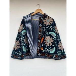 Chaqueta de Invierno de Terciopelo Suzani Bordada a Mano con Cierre de Botones, Largo Regular, Material de Algodón - Product Image 6