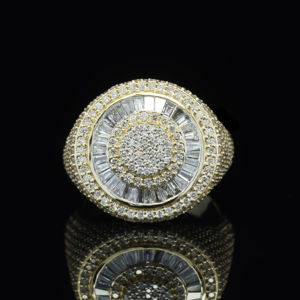 Anillo de Diamantes de Lujo con Halo de Baguettes Redondas - Product Image 1