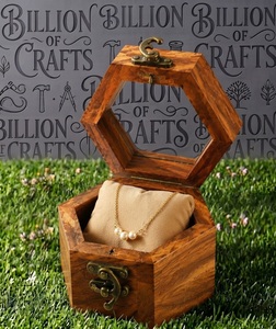 Caja de Joyería Hexagonal de Madera, Hecha a Mano, Ecológica, Estuche de Almacenamiento, Organizador de Regalos para Exhibir Collares, Anillos y Colgantes - Product Image 1