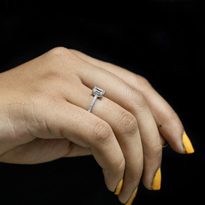 Bague de fiançailles taille émeraude pour femme, sertie de diamants pavés, à quatre griffes, bijoux de mariage, plaqué rhodium, pour soirée, fabriquée en argent 925 - Product Image 3