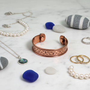 Brazalete de Terapia Magnética de Cobre Puro Hecho a Mano – Brazalete Ajustable de Latón con Patrón Tribal Vintage para Hombres y Mujeres - Product Image 4