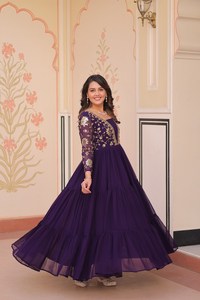 Robe de soirée longue en mousseline de soie, broderie Zari, travail de sequins, design de créateur, couleur violette, 78924 - Product Image 3