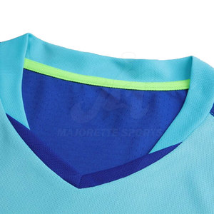 Tenue de football fabriquée en tissu respirant conçu pour garder les joueurs au frais et au sec pendant les matchs de football intenses - Product Image 3