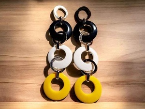 Boucles d'oreilles rondes en résine chic avec finition métallique éblouissante, modelées à la main et durables, décoration d'intérieur - Product Image 4
